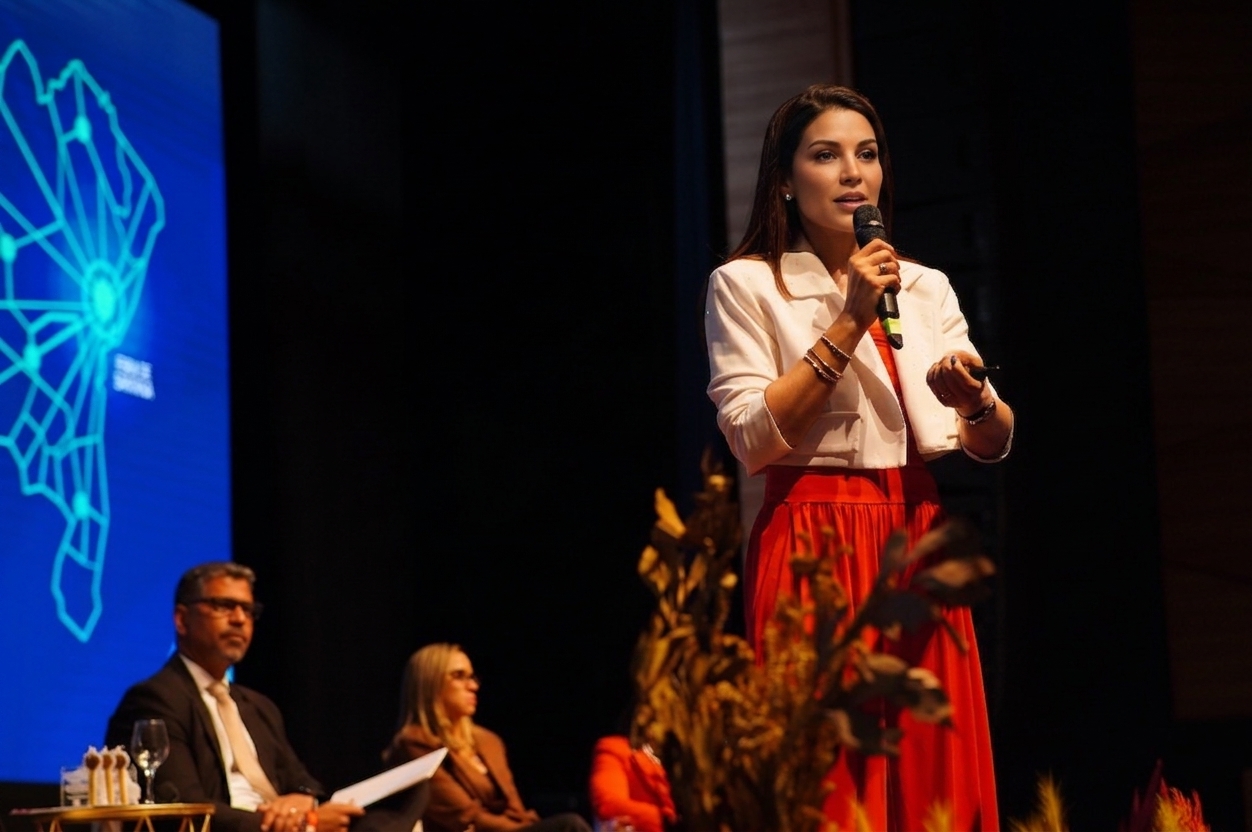 Dra. Gabriela Oliveira palestrando